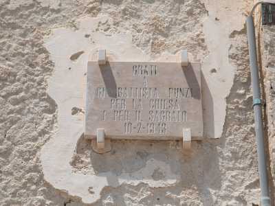 Al centro vi � una croce bianca e una lastra che ricorda il cistranese Giambattista Punzi: colui che, nel 1942, adib� una rimessa a luogo di culto dopo essere scampato a un incidente ferroviario